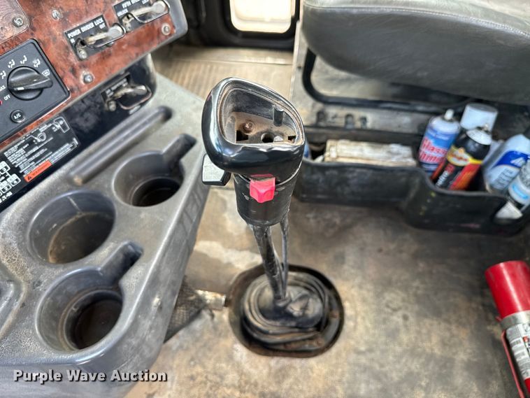 image for item DX0533 2001 International 9200i semi truck