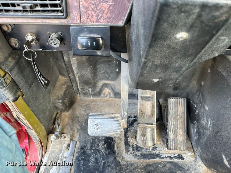 image for item DX0533 2001 International 9200i semi truck