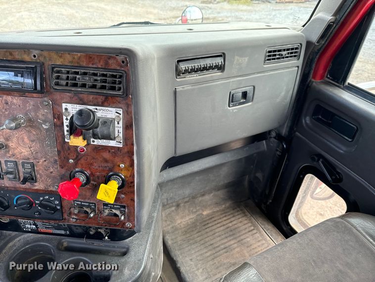 image for item DX0533 2001 International 9200i semi truck