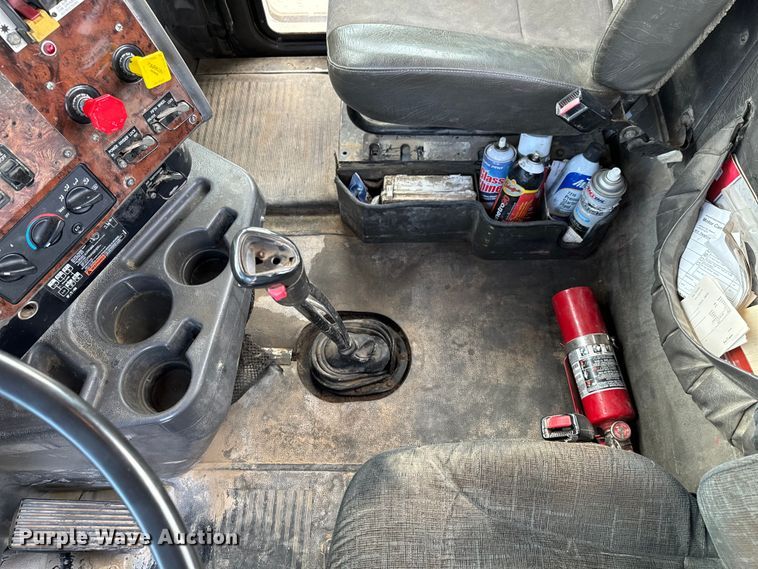 image for item DX0533 2001 International 9200i semi truck