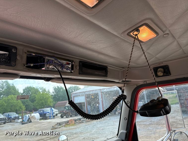 image for item DX0533 2001 International 9200i semi truck