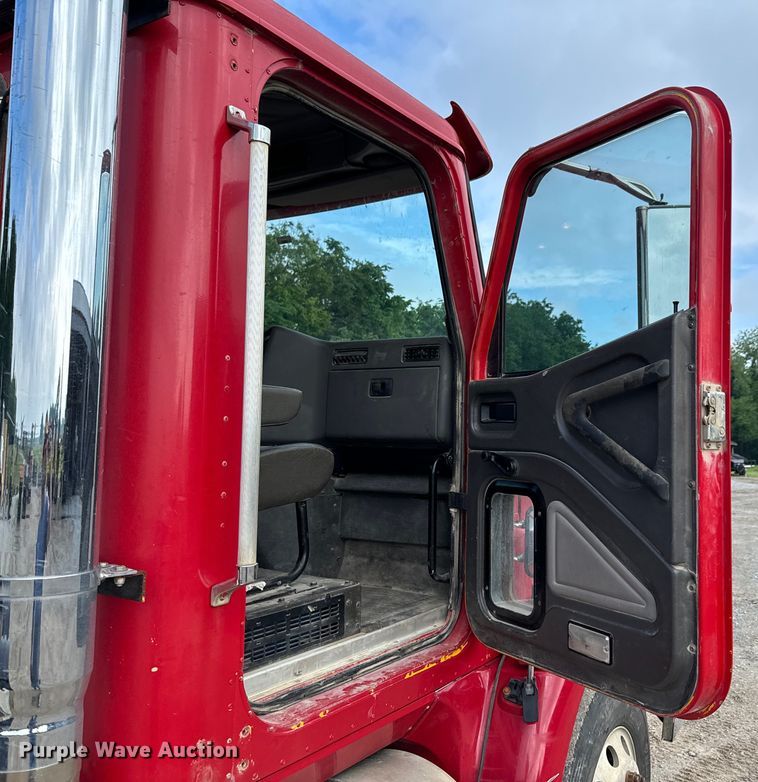 image for item DX0533 2001 International 9200i semi truck