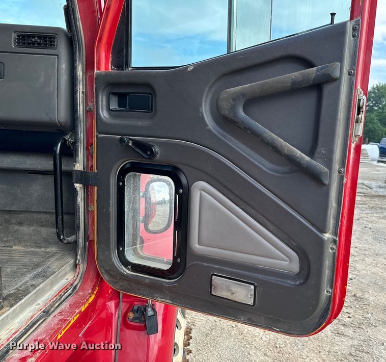 image for item DX0533 2001 International 9200i semi truck