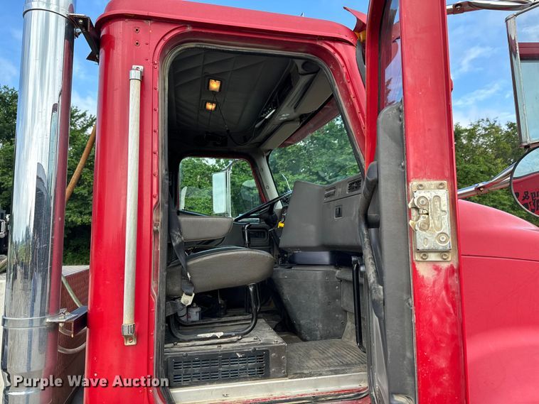 image for item DX0533 2001 International 9200i semi truck