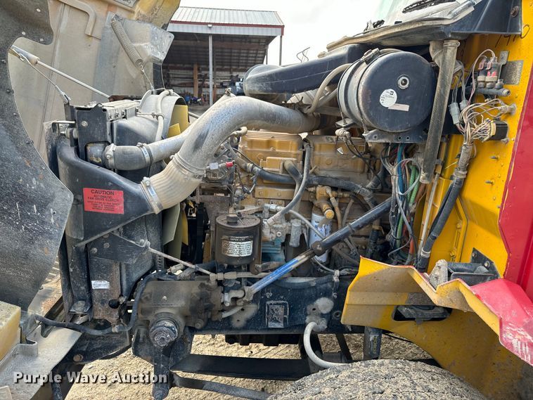 image for item DX0533 2001 International 9200i semi truck