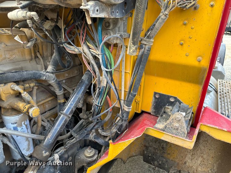 image for item DX0533 2001 International 9200i semi truck