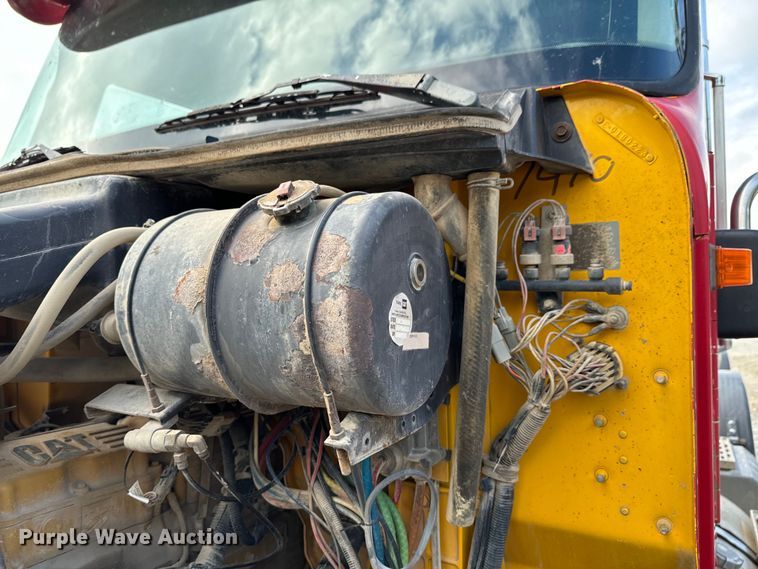 image for item DX0533 2001 International 9200i semi truck