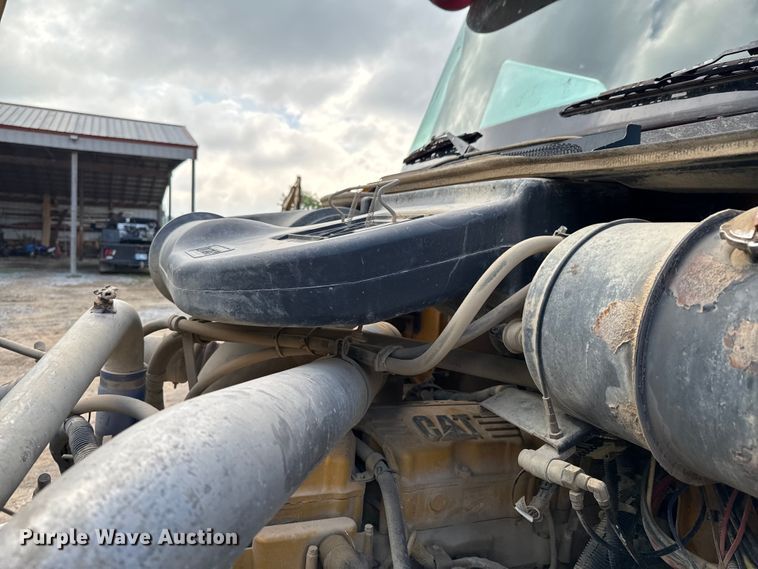 image for item DX0533 2001 International 9200i semi truck