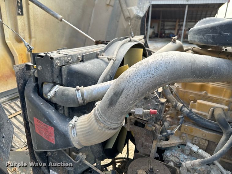 image for item DX0533 2001 International 9200i semi truck