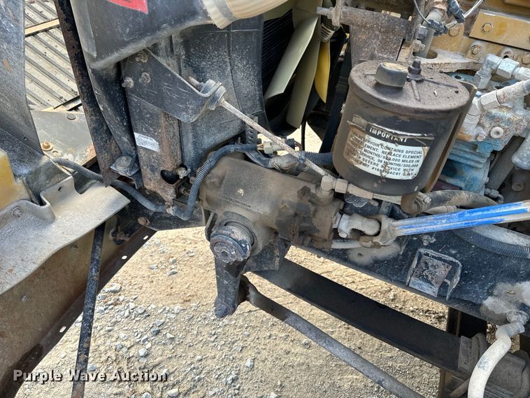 image for item DX0533 2001 International 9200i semi truck