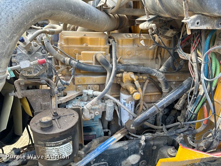 image for item DX0533 2001 International 9200i semi truck