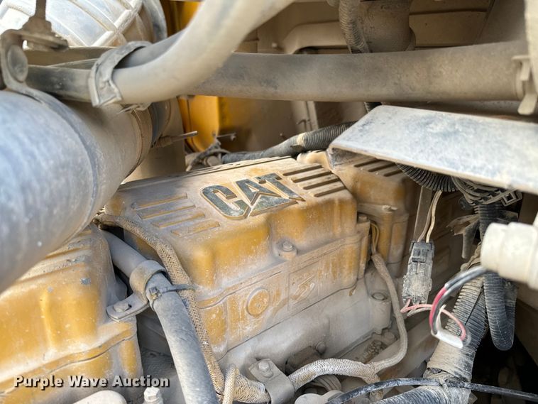 image for item DX0533 2001 International 9200i semi truck