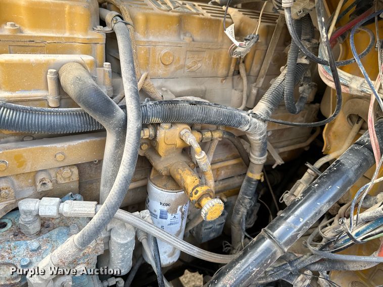 image for item DX0533 2001 International 9200i semi truck