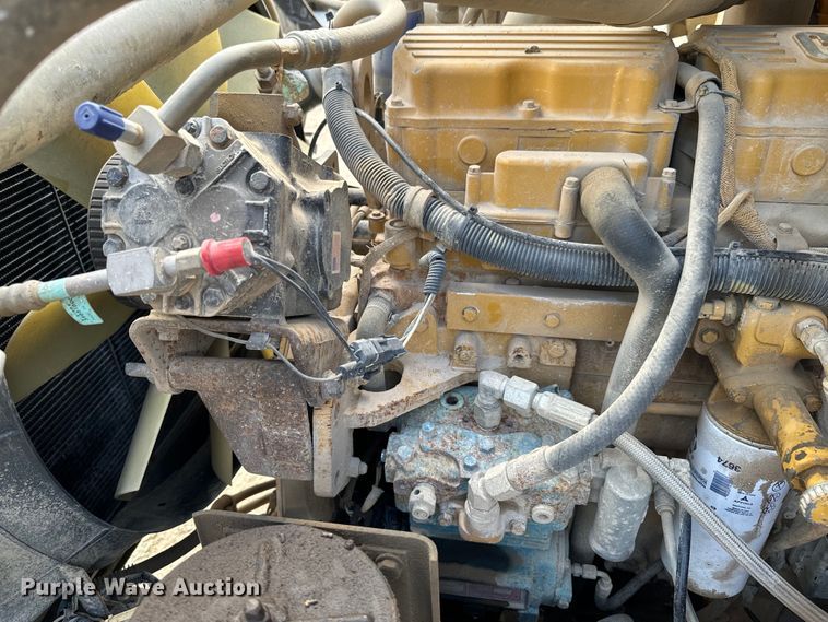 image for item DX0533 2001 International 9200i semi truck