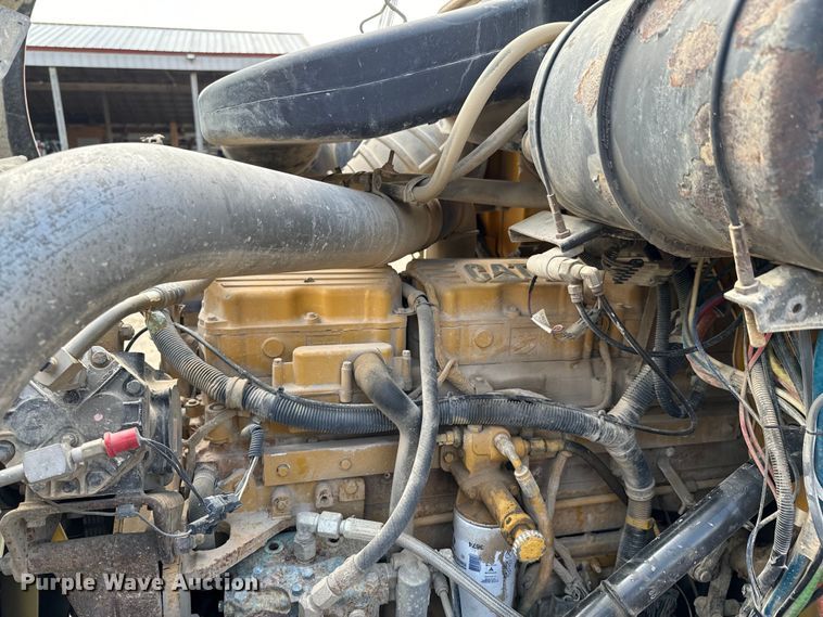 image for item DX0533 2001 International 9200i semi truck