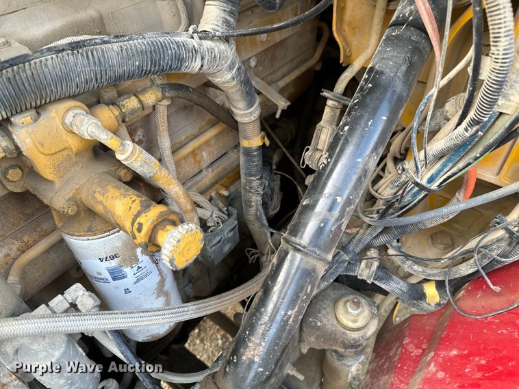 image for item DX0533 2001 International 9200i semi truck