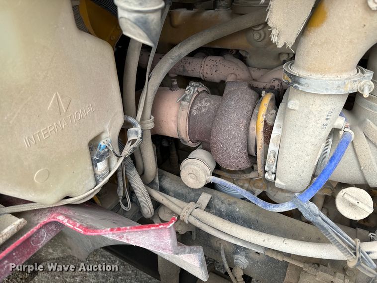 image for item DX0533 2001 International 9200i semi truck