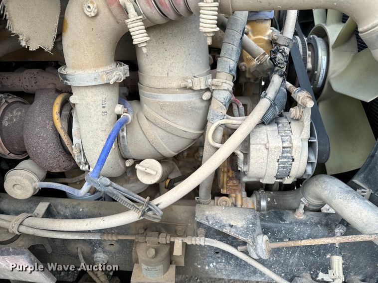 image for item DX0533 2001 International 9200i semi truck