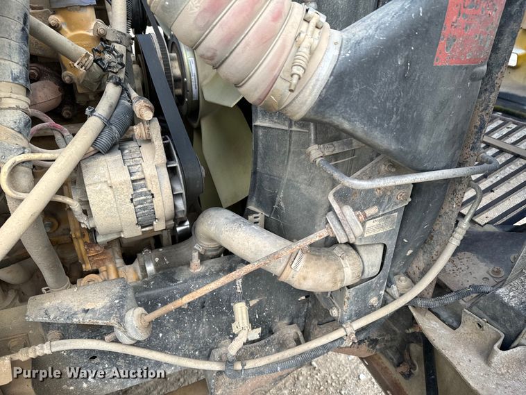 image for item DX0533 2001 International 9200i semi truck