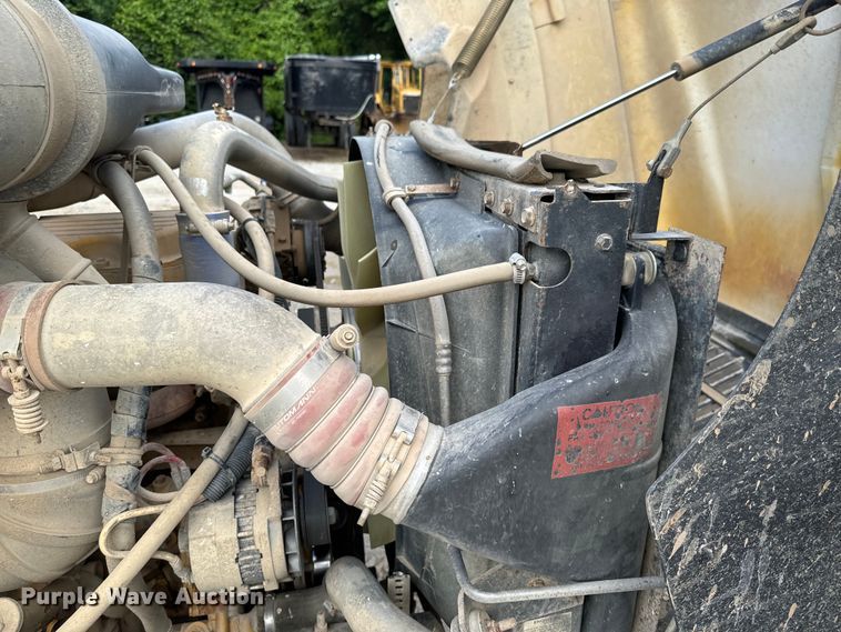 image for item DX0533 2001 International 9200i semi truck