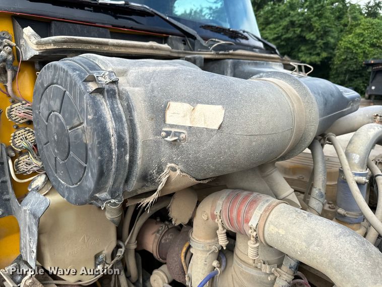 image for item DX0533 2001 International 9200i semi truck