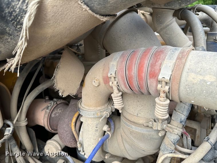 image for item DX0533 2001 International 9200i semi truck