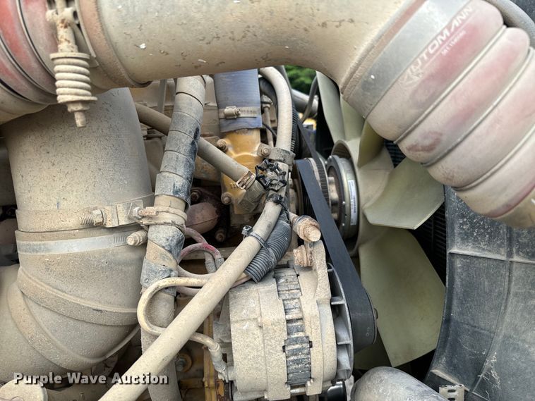 image for item DX0533 2001 International 9200i semi truck