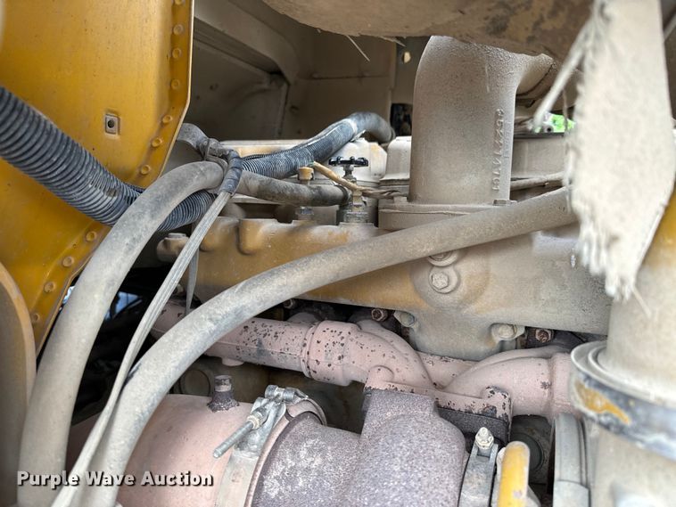 image for item DX0533 2001 International 9200i semi truck