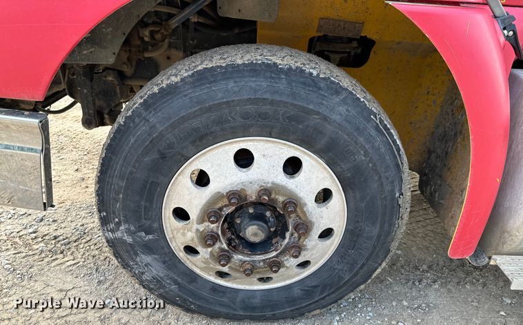 image for item DX0533 2001 International 9200i semi truck