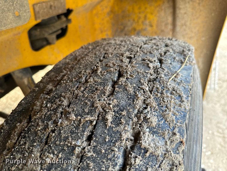 image for item DX0533 2001 International 9200i semi truck