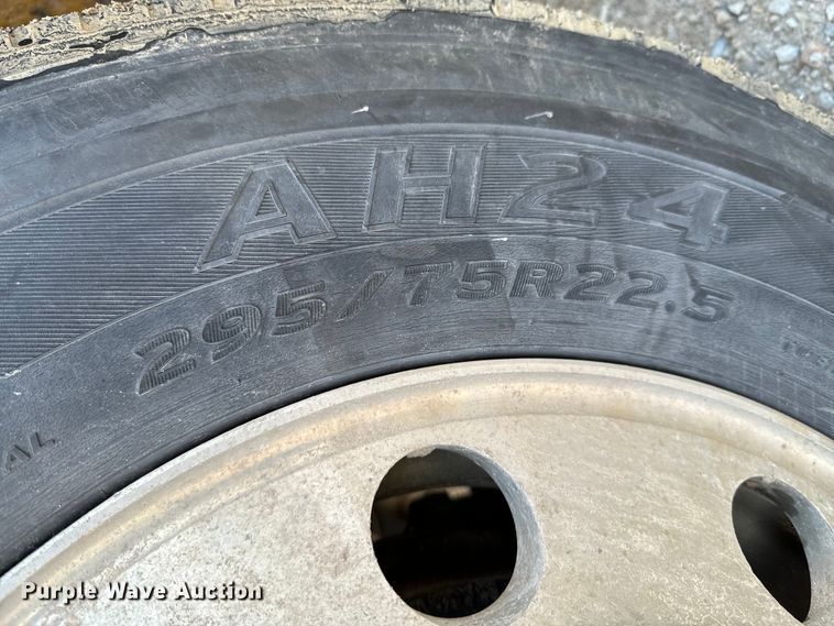 image for item DX0533 2001 International 9200i semi truck