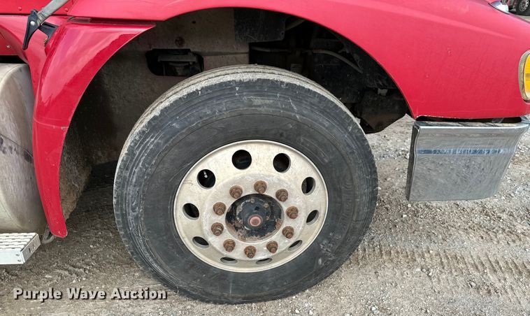 image for item DX0533 2001 International 9200i semi truck