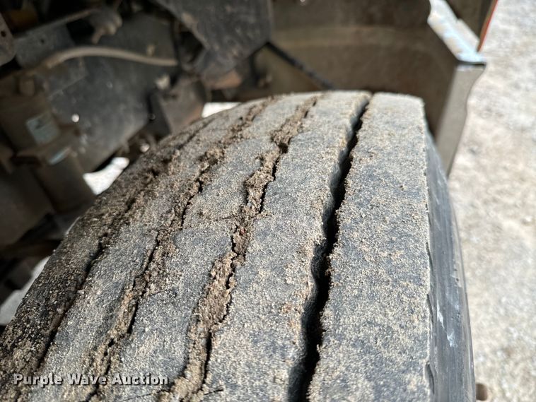 image for item DX0533 2001 International 9200i semi truck