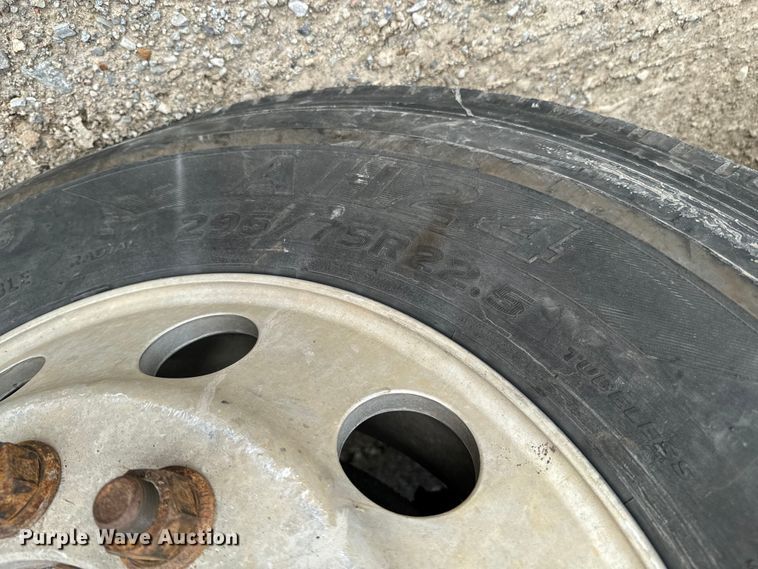 image for item DX0533 2001 International 9200i semi truck