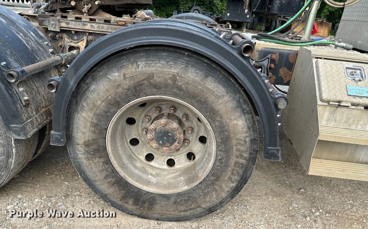 image for item DX0533 2001 International 9200i semi truck