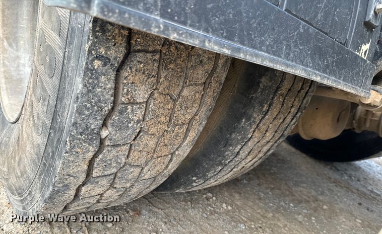 image for item DX0533 2001 International 9200i semi truck