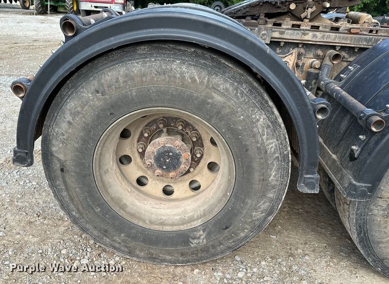 image for item DX0533 2001 International 9200i semi truck