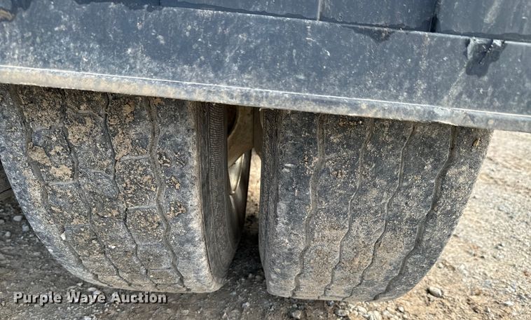 image for item DX0533 2001 International 9200i semi truck