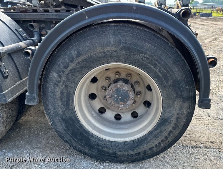 image for item DX0533 2001 International 9200i semi truck