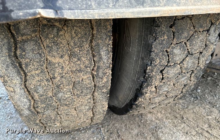 image for item DX0533 2001 International 9200i semi truck