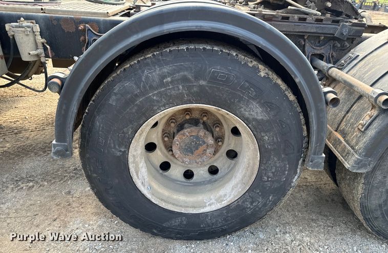 image for item DX0533 2001 International 9200i semi truck