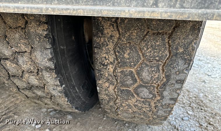 image for item DX0533 2001 International 9200i semi truck