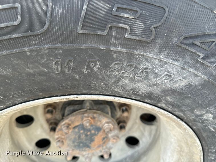 image for item DX0533 2001 International 9200i semi truck