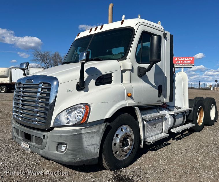 image for item EG1247 2011 Freightliner  Cascadia 113 semi truck
