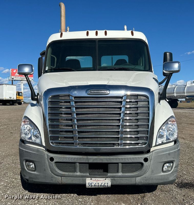 image for item EG1247 2011 Freightliner  Cascadia 113 semi truck