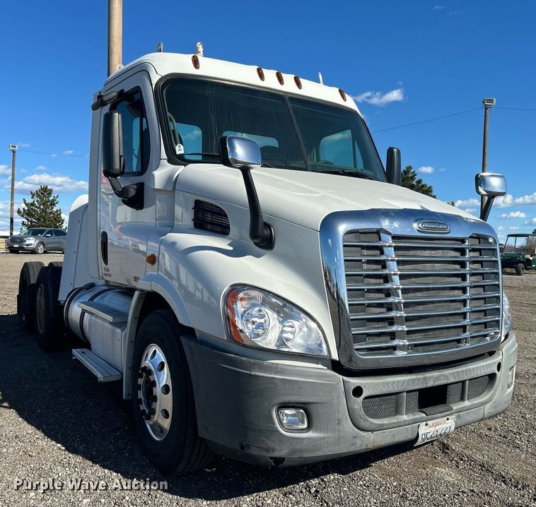 image for item EG1247 2011 Freightliner  Cascadia 113 semi truck