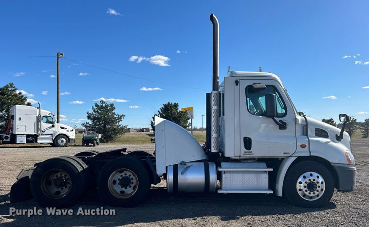 image for item EG1247 2011 Freightliner  Cascadia 113 semi truck