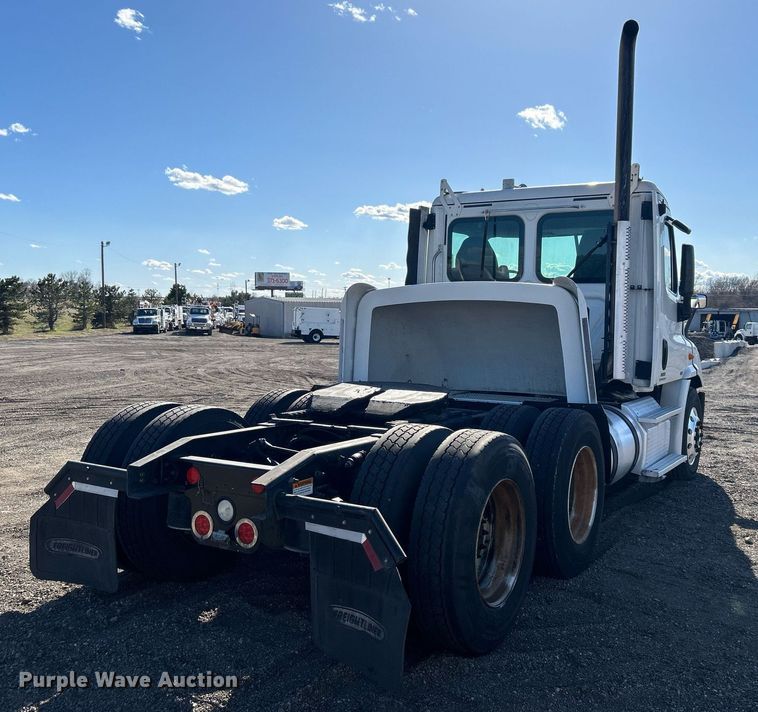 image for item EG1247 2011 Freightliner  Cascadia 113 semi truck