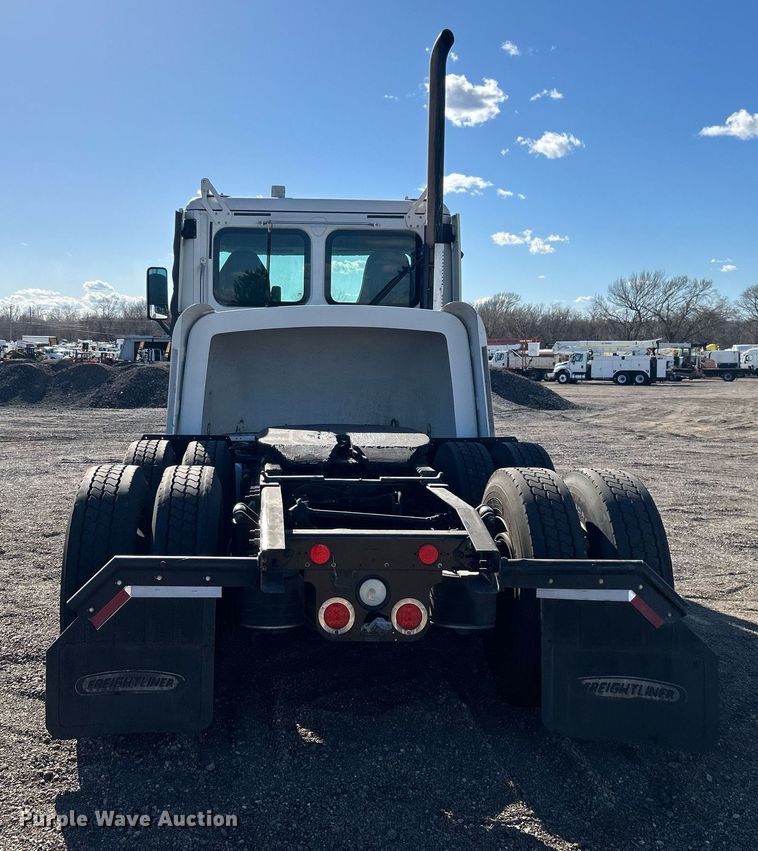 image for item EG1247 2011 Freightliner  Cascadia 113 semi truck