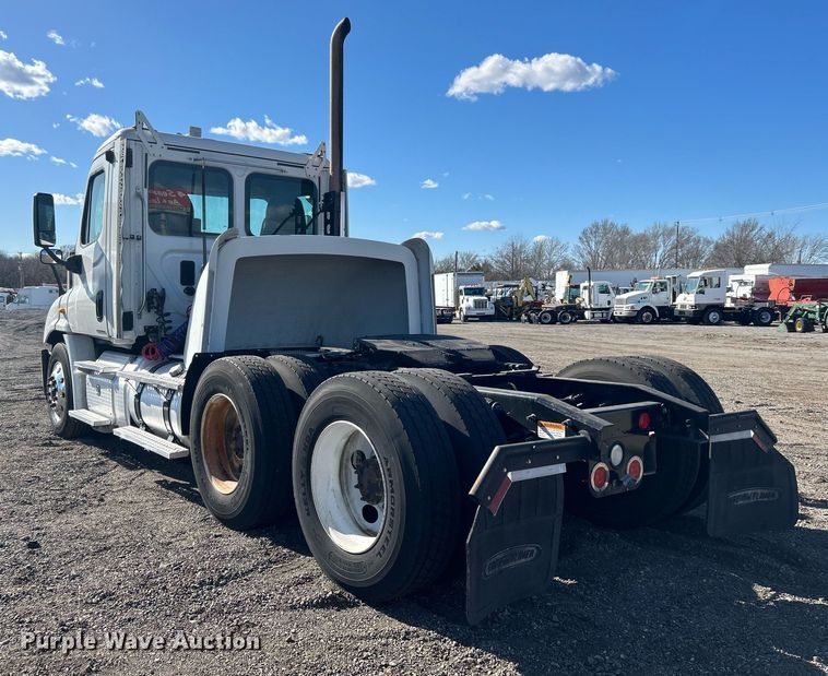 image for item EG1247 2011 Freightliner  Cascadia 113 semi truck